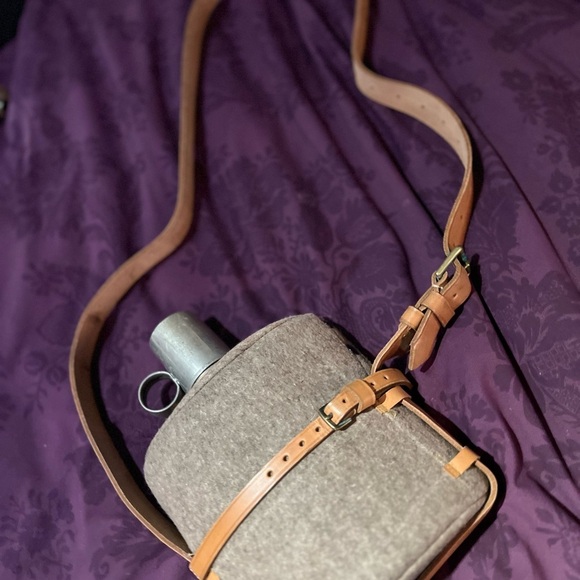 Vintage Military Wool Felt Covered Metal Canteen Flask. - Picture 1 of 6